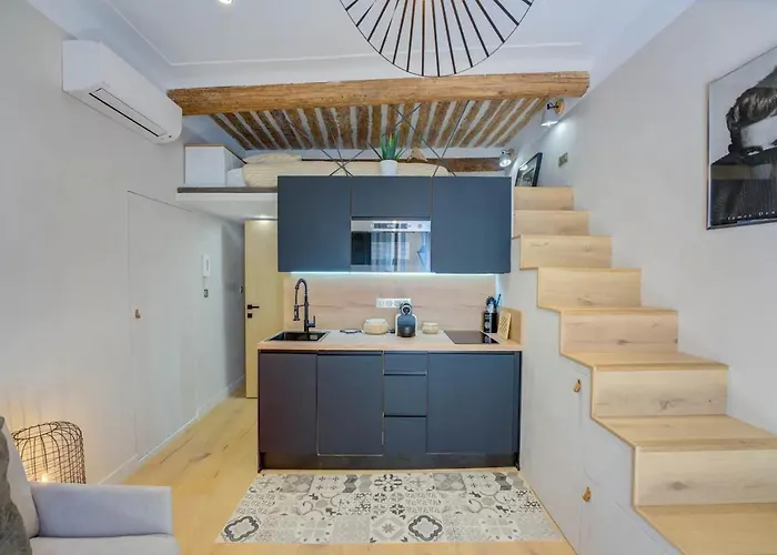 Duplex Mezzanine Near Shops & Cafes