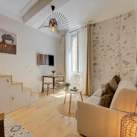 Duplex Mezzanine Near Shops & Cafes アパート *