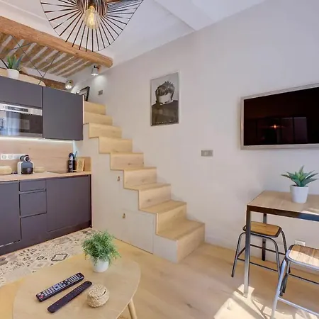 Duplex Mezzanine Near Shops & Cafes *
