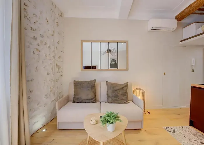 Duplex Mezzanine Near Shops & Cafes Апартаменти