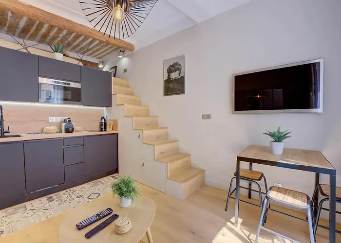 Duplex Mezzanine Near Shops & Cafes *